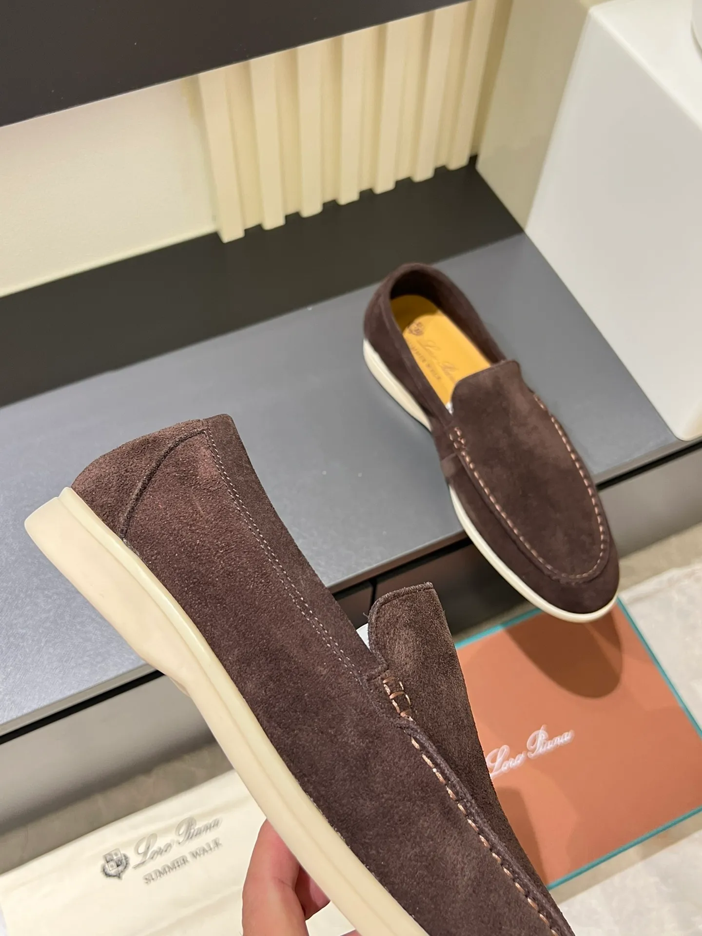 Men's shoes 💰p360 "Loro men's shoes 💰pian'*" Classic L men's shoes for couples 💰p Top version British flat loafers, a must-have item in old money style, the minimalist design is eye-catching and durable, a plus point for dressing The soft foot feel and texture are outstanding. They don’t scratch your feet and are very nice. They are matched with soft and waxy soles. They can be worn daily for a long time without getting tired. They are easy to wear, versatile and classic items, with perfect foot feel and texture! Imported cashmere fabric, the lining is made of imported A-grade water-dyed cow lining, the top version of the genuine leather midsole is sewn with pure handmade mark thread! Size: Female 35-40 (34. Customized) Male 38-44 (45.46. Customized)